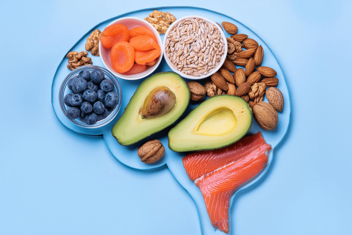 Brain-shaped outline filled with nutritious foods.